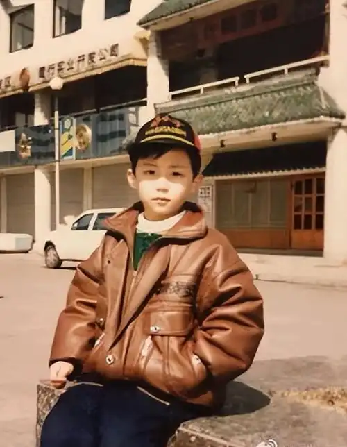 90后男明星老照片杨洋从小就帅,肖战小时候也帅,成毅厉害了

