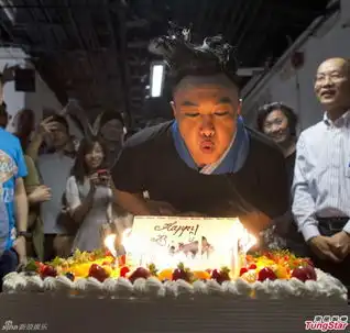 组图陈奕迅红馆度生日吹不灭蜡烛笑翻天
