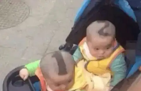 搞笑图片姑娘,你们太不争气了,怎么能让大哥成为全场的焦点呢
