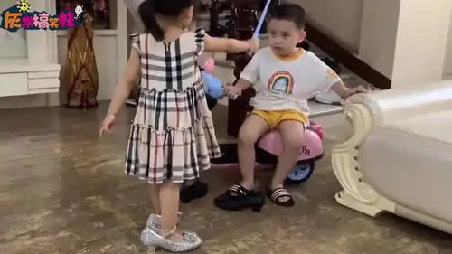 爆笑大妈这是新的健身方式,还是给树搓澡
