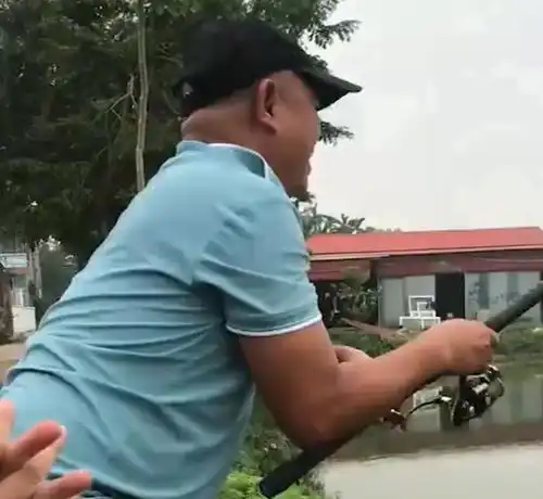 最佳损友广东男子钓鱼遭损友用木棍戏弄,一举动惹得朋友爆笑
