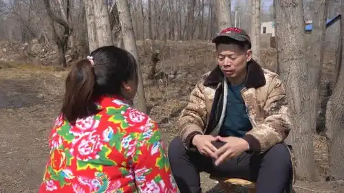 搞笑剧美女找算命先生算婚姻,一听她男朋友的名字,先生的反应真有趣
