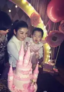 明星八卦黄奕为女儿办两岁生日趴谭晶等好友出席
