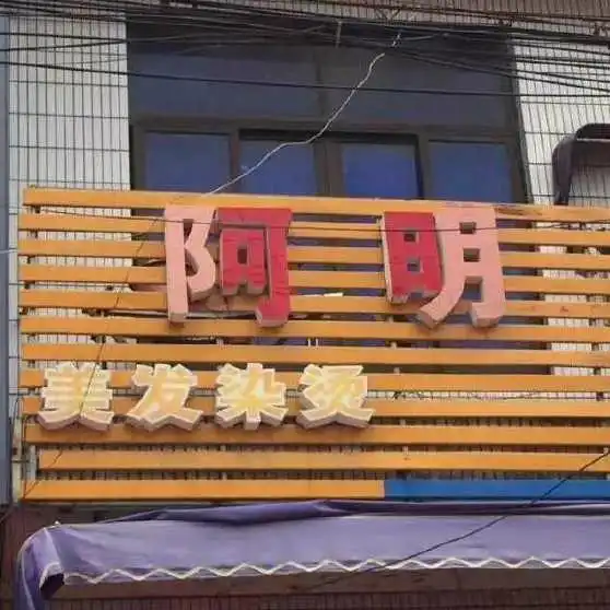 搞笑gif图片笑话段子胖妇和老公去海边,她躺在沙滩上
