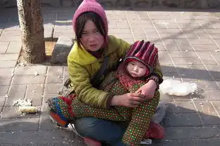 各地网友街拍救乞讨儿童两周内上传近千张照片
