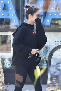 组图凡妮莎哈金斯梳丸子头紧身裤露粗腿全程捂脸无心上镜
