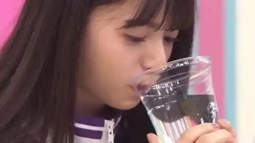 日本恶搞让漂亮萌妹子喝带电的水
