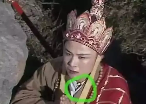 史上最欠揍的穿帮镜头唐僧穿衬衣我忍了,穿越的姨妈巾太明显了吧
