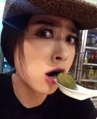 蒋欣陪妈妈台湾逛夜市搞怪卖萌吃小吃
