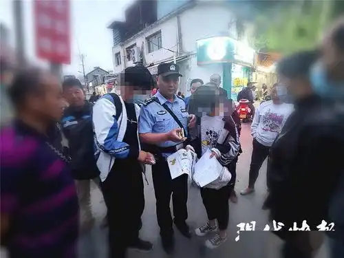80后夫妻因不想工作跪地乞讨二人有车有房身体很好

