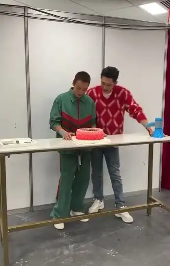 组图黄景瑜送恶搞蛋糕为陈伟霆庆生祝其屁股不再抽筋
