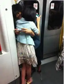 秀恩爱玩手机两不误
