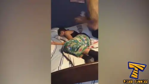 在床上睡觉的男孩,被朋友恶搞,样子看着太滑稽了
