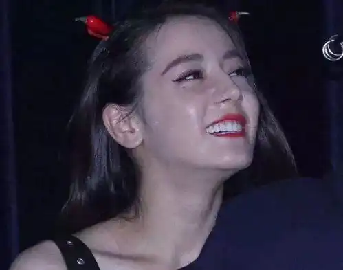 陈乔恩为扮嫩梳了个丸子头,却因满脸浮粉拉低了颜值
