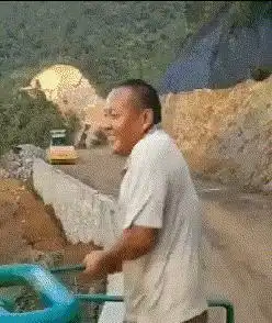 大哥,村主任连夜想出来的横幅,硬是被你给钻了空子
