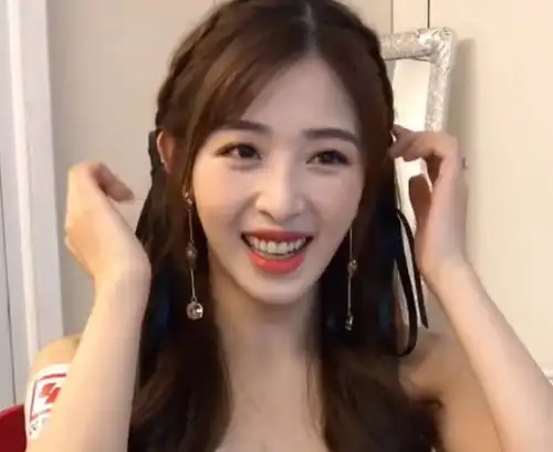 继刘亦菲谭松韵后,又一个扛住央视镜头的女明星张含韵
