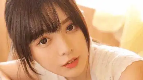 搞笑gif趣图美女,用筷子夹菜喂猪,还是第一次见到呢
