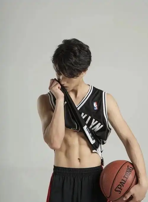 他曾是华中大校草,长相帅气,肌肉紧致有型,是女生眼里的好身材

