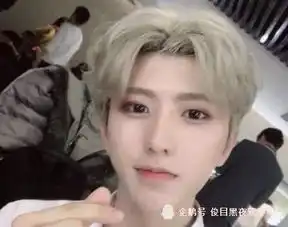 明星小时候的照片,张艺兴憨厚,杨紫黝黑土气,蔡徐坤画风最奇葩
