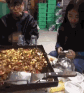 gif搞笑趣图这天气竟然这么热,你看你的衣服都湿了
