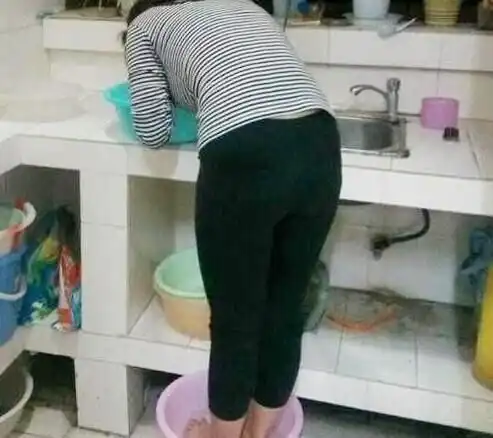 搞笑图片女生裹着绿色植被的鞋,能接替谢大脚掌管大脚超市吗
