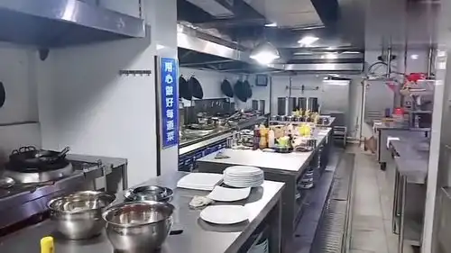 新的环境,这厨房看上去很干净,搞完卫生下班,一天又过去了
