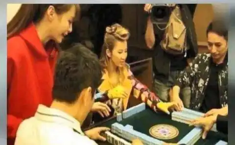 老百姓无聊看娱乐新闻,明星们无聊做什么他们的共同爱好打麻将
