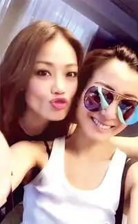 郑秀文独自庆生略寂寞偶遇容祖儿合影笑开怀
