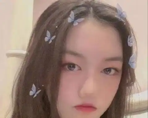 王菲女儿李嫣重开社交账号,一头金发被网友批评好似不良少女
