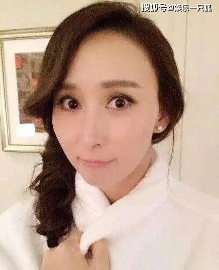 她和章子怡是同学,成名后嫁入豪门,如今42岁成人生赢家
