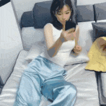 搞笑gif趣图妹子这样的撒娇谁hold的住呀
