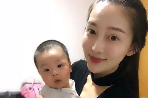 德云社烧饼哥晒娃照片,俩儿子名字有趣又可爱,网友直呼太有才
