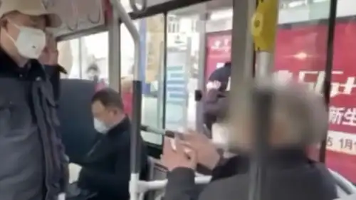 济南一大爷乘公交拒戴口罩你叫派出所来
