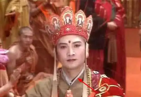 史上最尬的穿帮镜头,唐僧穿衬衣我忍了,火凤凰们露了啥
