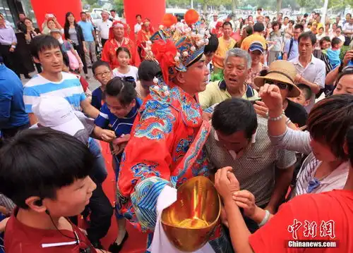 天津一餐馆开业财神爷助阵遭哄抢
