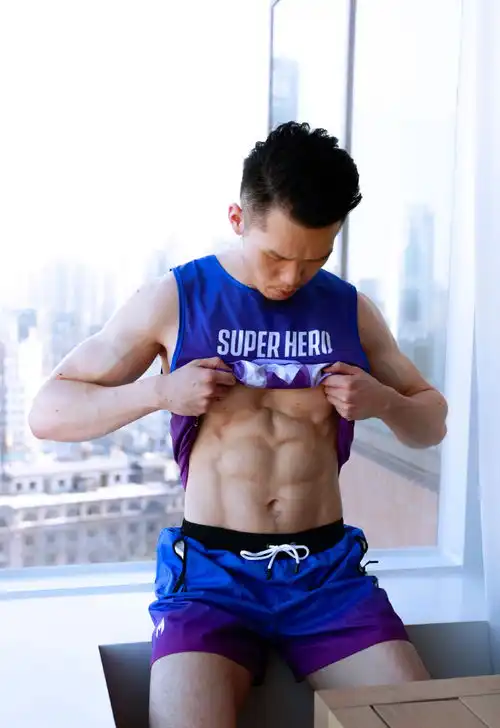 八块腹肌堪比搓衣板,没什么能比大重量做侧平举更令人兴奋
