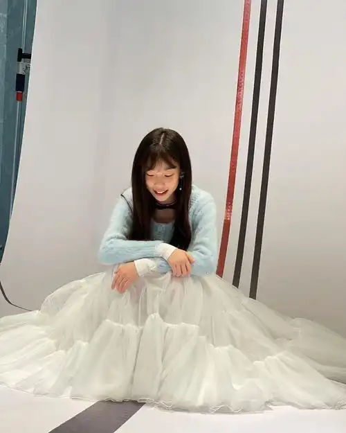 富士康老板娘罕带女儿逛街,46岁被老公赞清纯,长女模样太像爸
