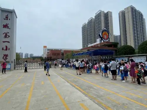 开学日神兽归笼,多图直击昌仔带你逛一圈乐昌各大学校的开学盛况
