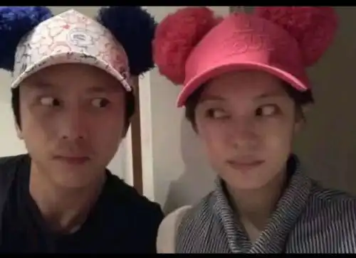 邓超孙俪同框搞怪,两人越长越像,真正的夫妻相
