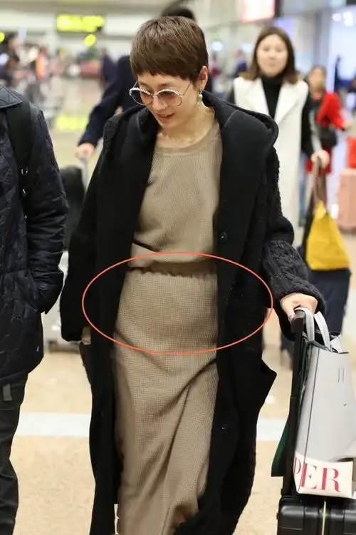 马伊琍单身后神采飞扬,针织裙里搭长裤引潮流,长胖一点反而更美
