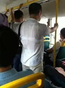 姑娘,能好好穿衣服吗都快掉出来了
