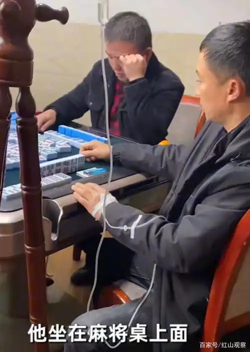 贵州一男子去诊所输液,他的行为让女儿既无奈又觉得有点可爱
