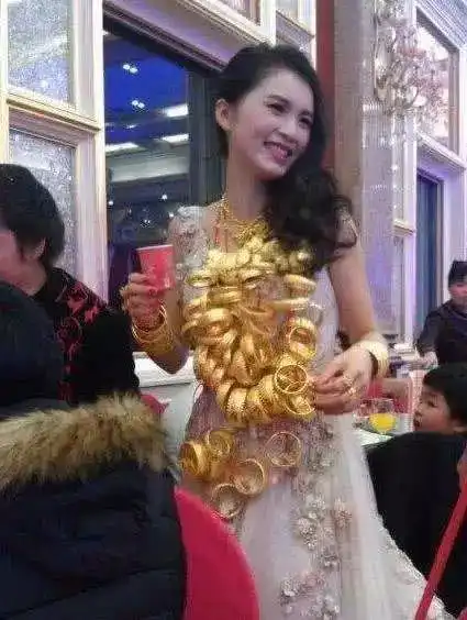 搞笑图片妹子,自拍的时候长点心吧,后面的大哥看你半天了
