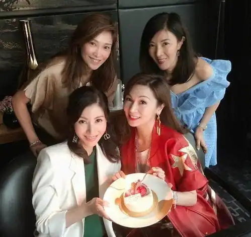 李嘉欣亲姐太丑,姐妹俩走机场颜值差别大,穿得却比妹妹时髦
