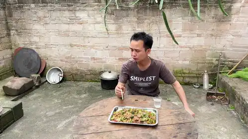 广西阿大搞个芹菜炒猪小肠,一个人也喝起来,天不黑不收场
