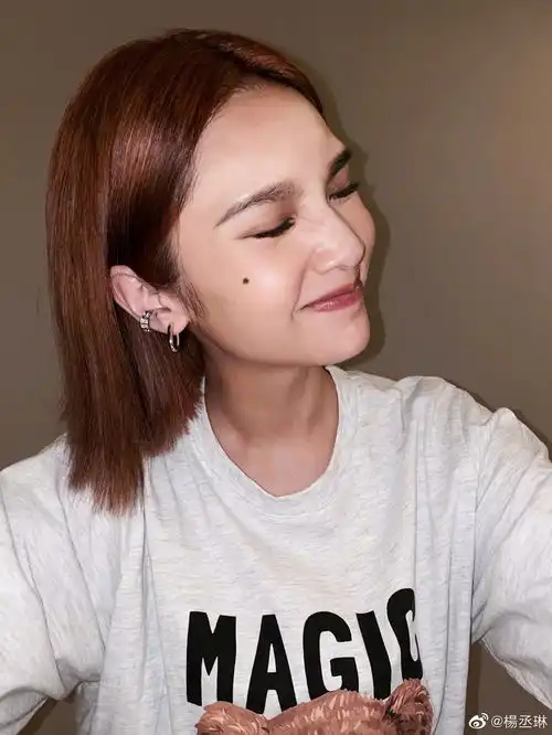 杨丞琳晒自拍赞妆感自然撩发瞪眼搞怪俏皮
