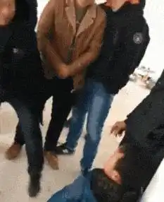 搞笑gif姑娘在偷吃什么,快点张开嘴让我看看
