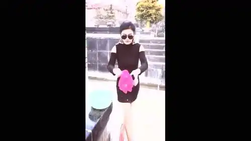 爆笑1米7美女晾衣服,尴尬俩字怎么写看完就明白了
