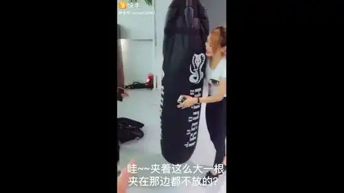 美女与健身房爆笑剧美女抱着大黑哥,抱的真紧啊

