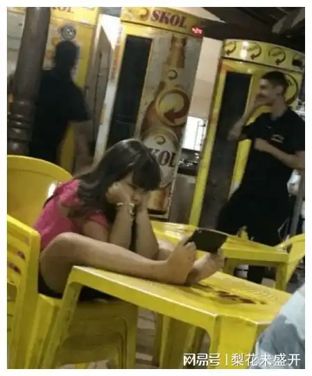开心一刻老公缓缓的走进家门,看到我紧张的蹲在屋里
